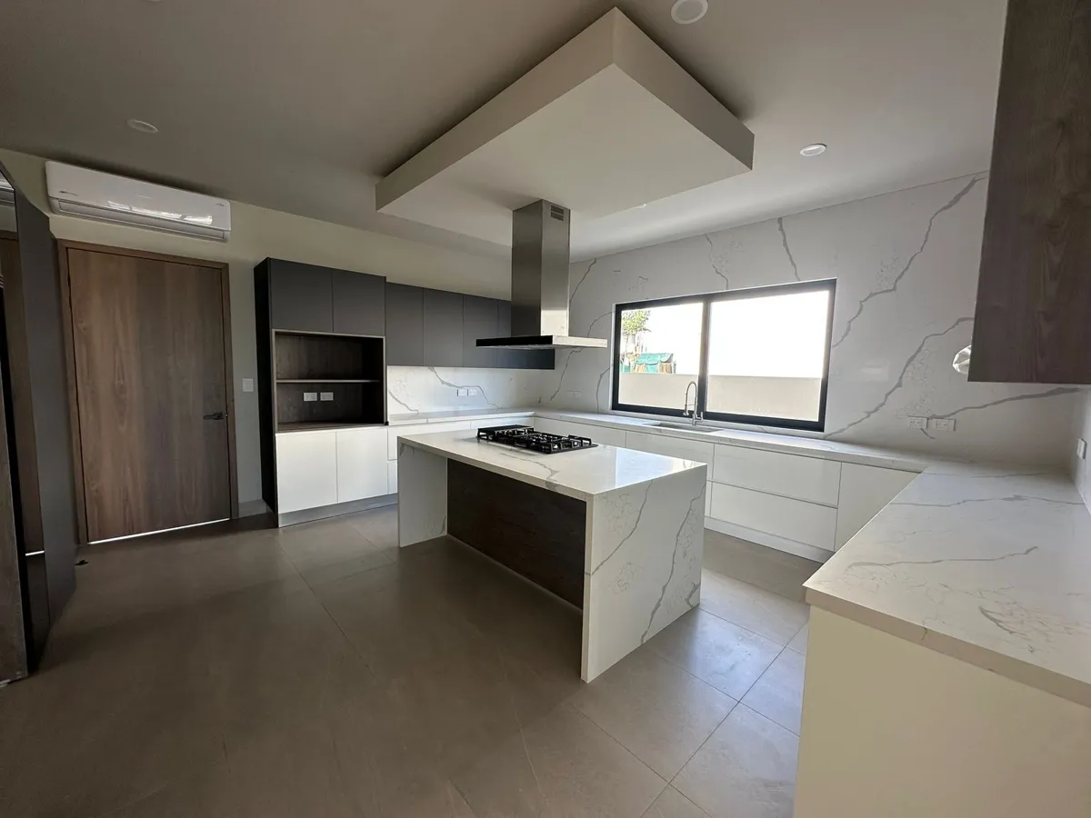Cocina con isla en cuarzo y campana central