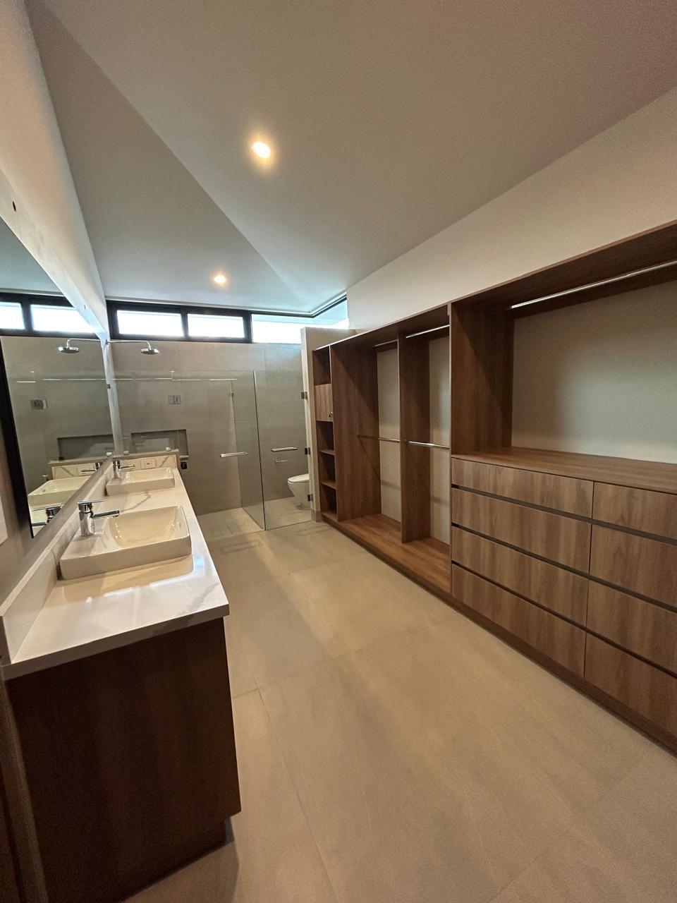 Vestidor amplio y baño principal con doble lavabo