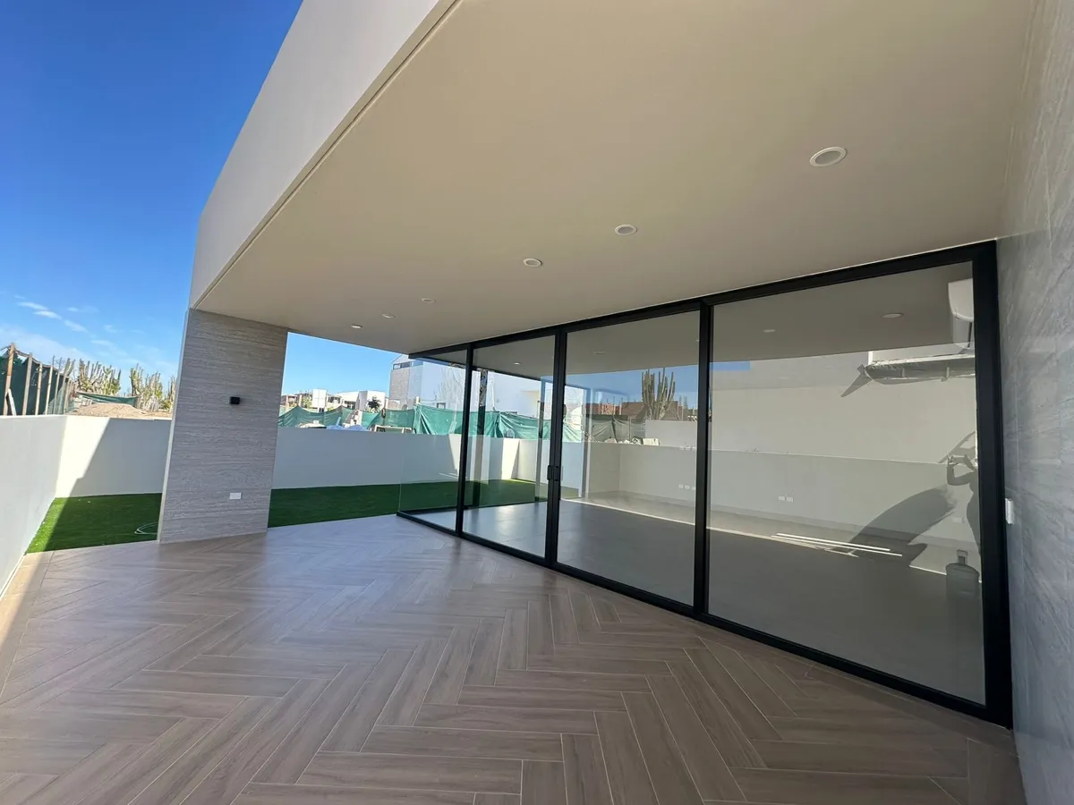 Terraza cubierta con acceso al jardín