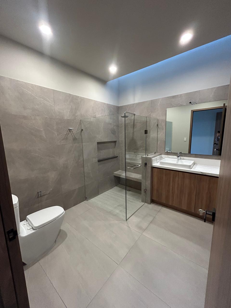 Baño completo con ducha en cristal y cenefa LED
