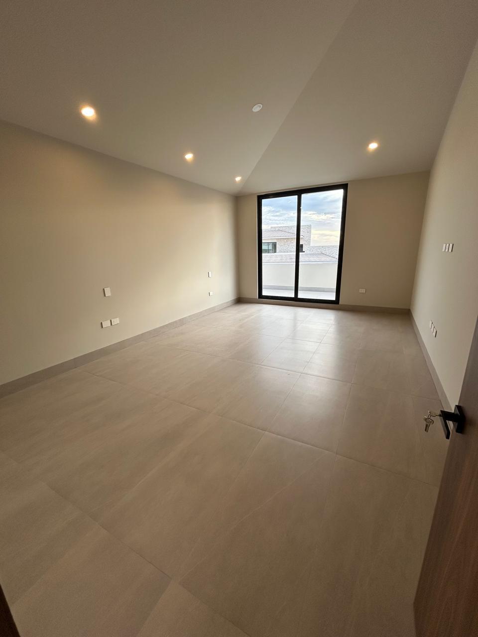 Recámara principal con salida a terraza privada
