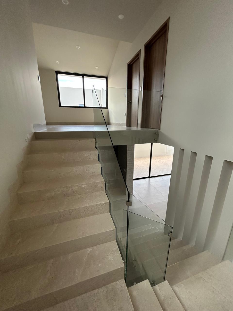 Escalera en piedra con barandal en cristal templado